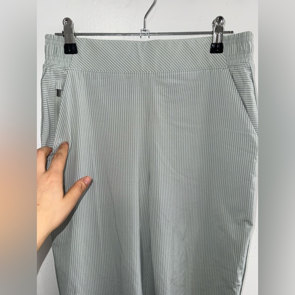 Athleta Brooklyn Textured Jogger,City
Stripe Coast Grey SIZE 6 - Picture 7 of 12